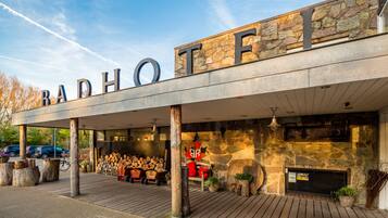 Ein modernes Gebäude mit einer Steinfassade, auf der der Name "RADHOTEL" gut sichtbar angebracht ist.
