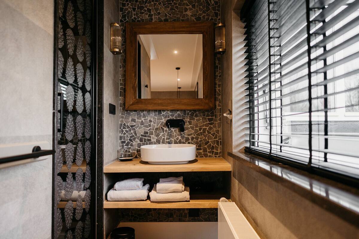 maple cosy room | bathroom | shower, rainfall showerhead, free toiletries, hair dryer