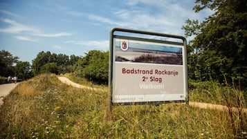 Un cartel con el texto de bienvenida a visitantes de Badstrand Rockanje, segunda etapa.