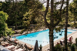 Seasonal outdoor pool, open 9:00 AM to 9:00 PM, pool umbrellas - Badhotel Rockanje & Brasserie Lodgers (Rockanje)