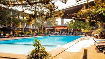 Een seizoensgebonden buitenzwembad, parasols voor strand/zwembad