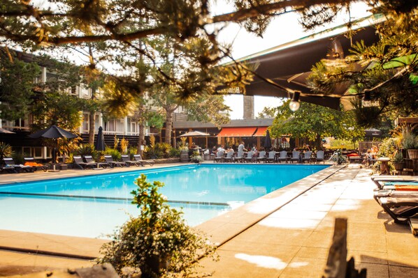 Seasonal outdoor pool, open 9:00 AM to 9:00 PM, pool umbrellas - Badhotel Rockanje & Brasserie Lodgers (Rockanje)