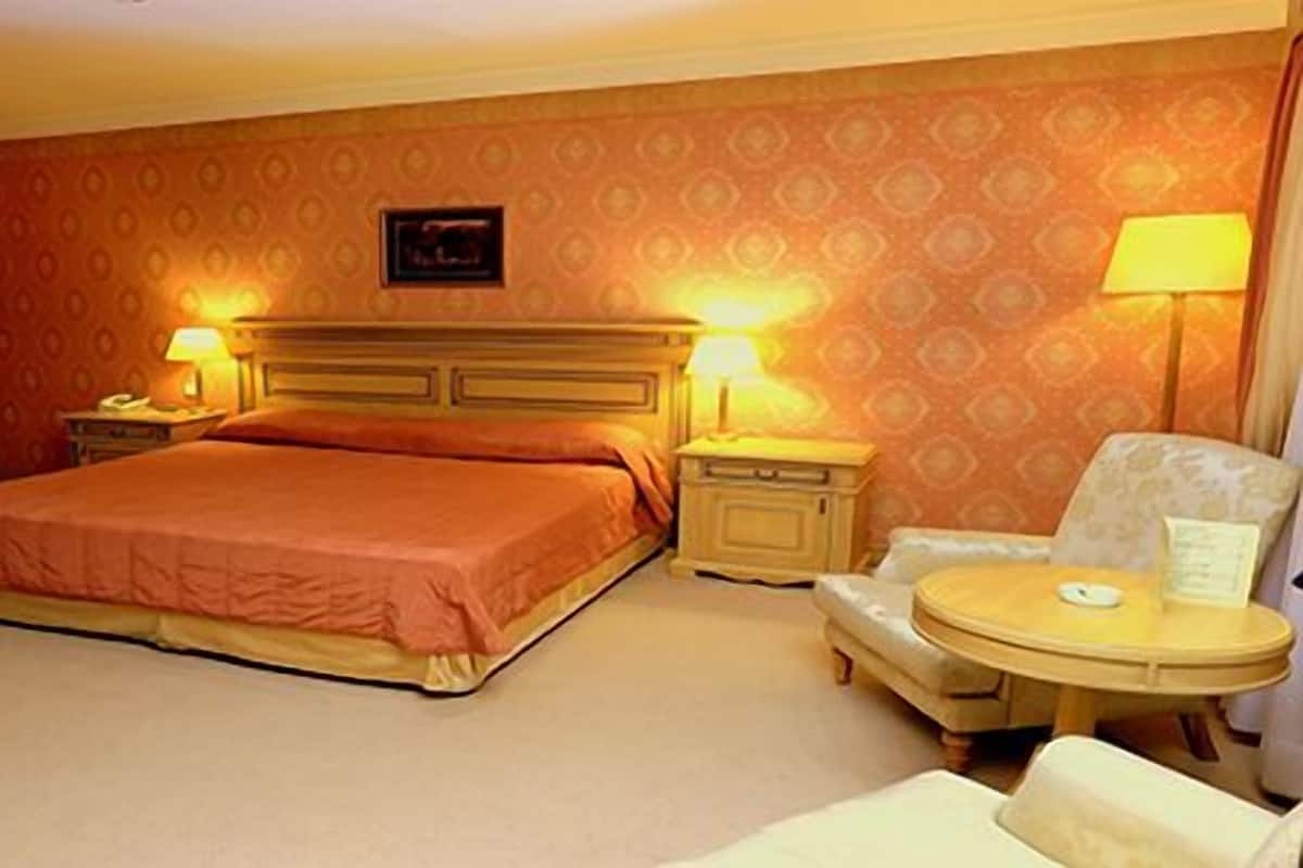 Free minibar items, in-room safe, desk, iron/ironing board