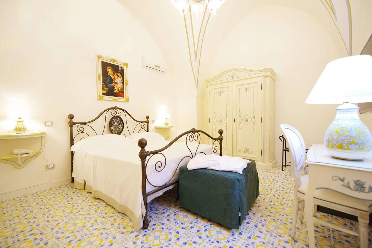 Deluxe Room, 1 Katil Ratu (Queen), Accessible | Bar mini, peti besi dalam bilik, meja, Wi-fi percuma