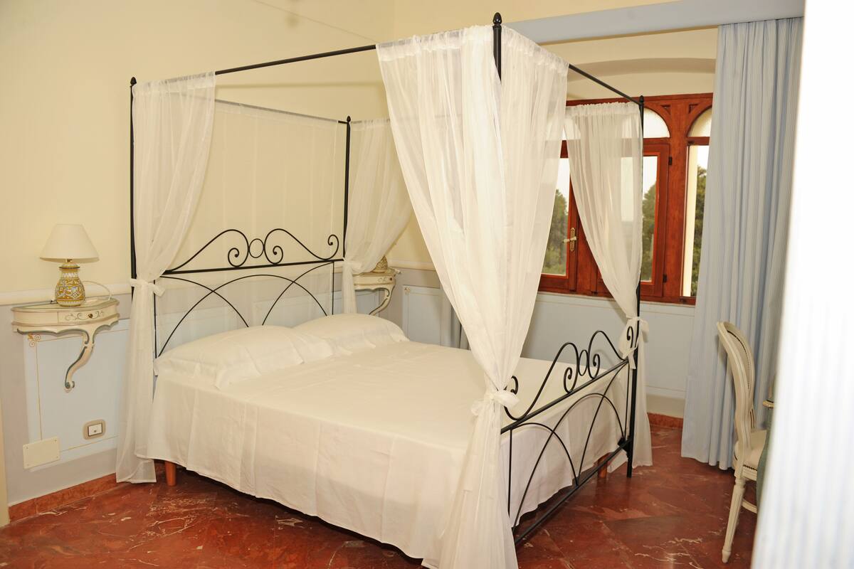 Romantic Double Room, 1 Queen Bed | Minibar, in-room safe, desk, free WiFi