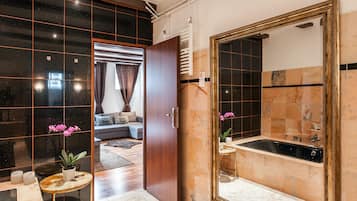 Kahden hengen deluxe-huone (3rd floor- stair access only) | Työpöytä, silitysrauta/-lauta, ilmainen Wi-Fi, vuodevaatteet