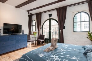 Double Room (3rd floor- stair access only) | Desk, iron/ironing board, free WiFi, bed sheets - Crown Guesthouse Amsterdam (Amsterdam)