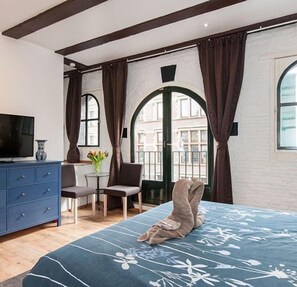 Double Room (3rd floor- stair access only) | Desk, iron/ironing board, free WiFi, bed sheets - Crown Guesthouse Amsterdam (Amsterdam)