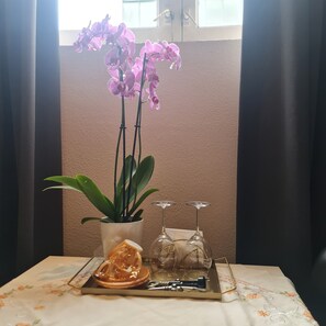 Habitación doble Deluxe (3rd floor- stair access only) | Escritorio, tabla de planchar con plancha, wifi gratis y ropa de cama