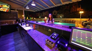 朝食、ランチ、ディナーに営業