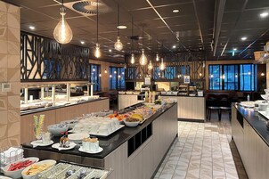 Café da manhã com buffet todos os dias (EUR 20 por pessoa) 