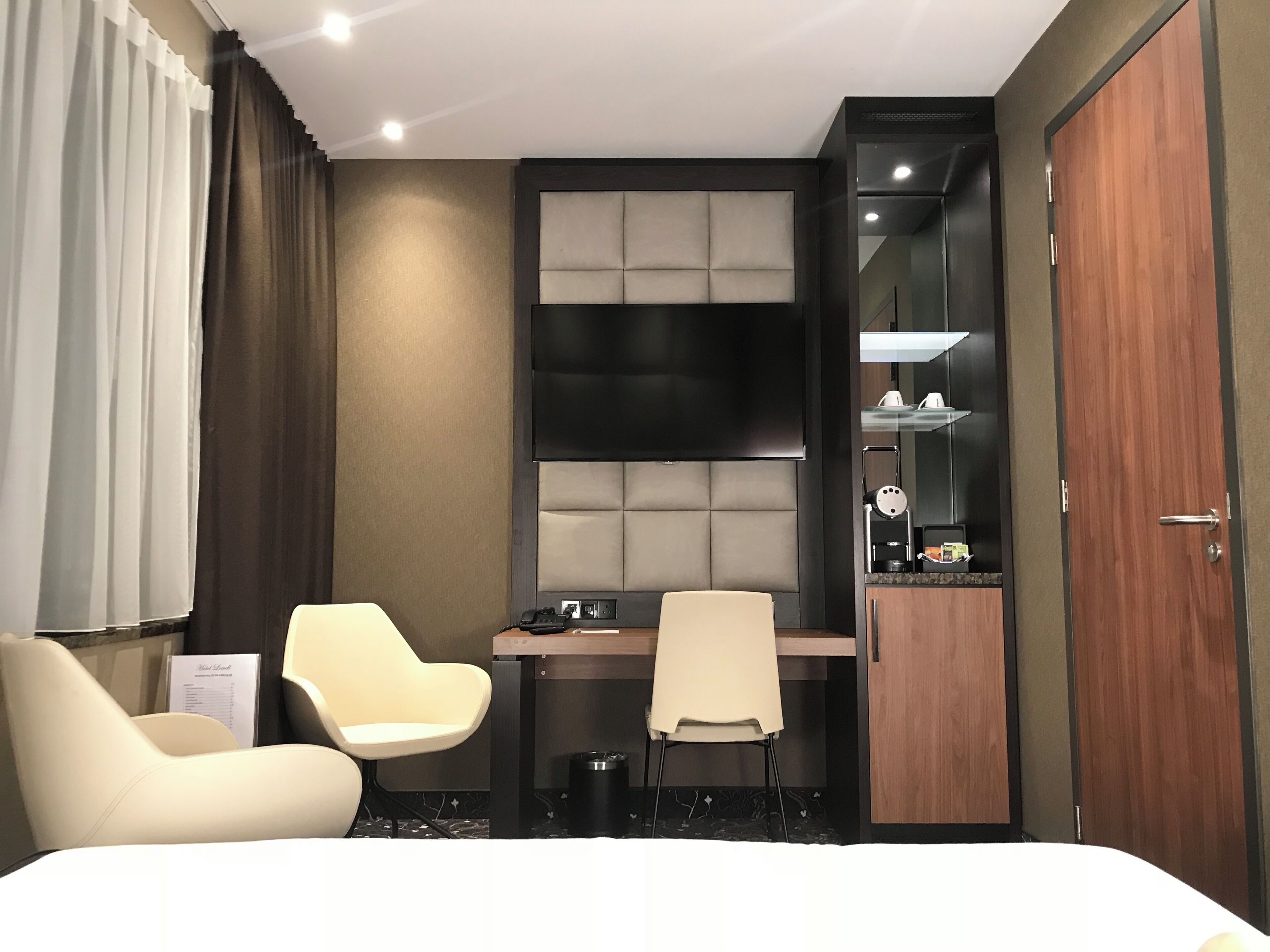 double room | living area | flat-screen tv