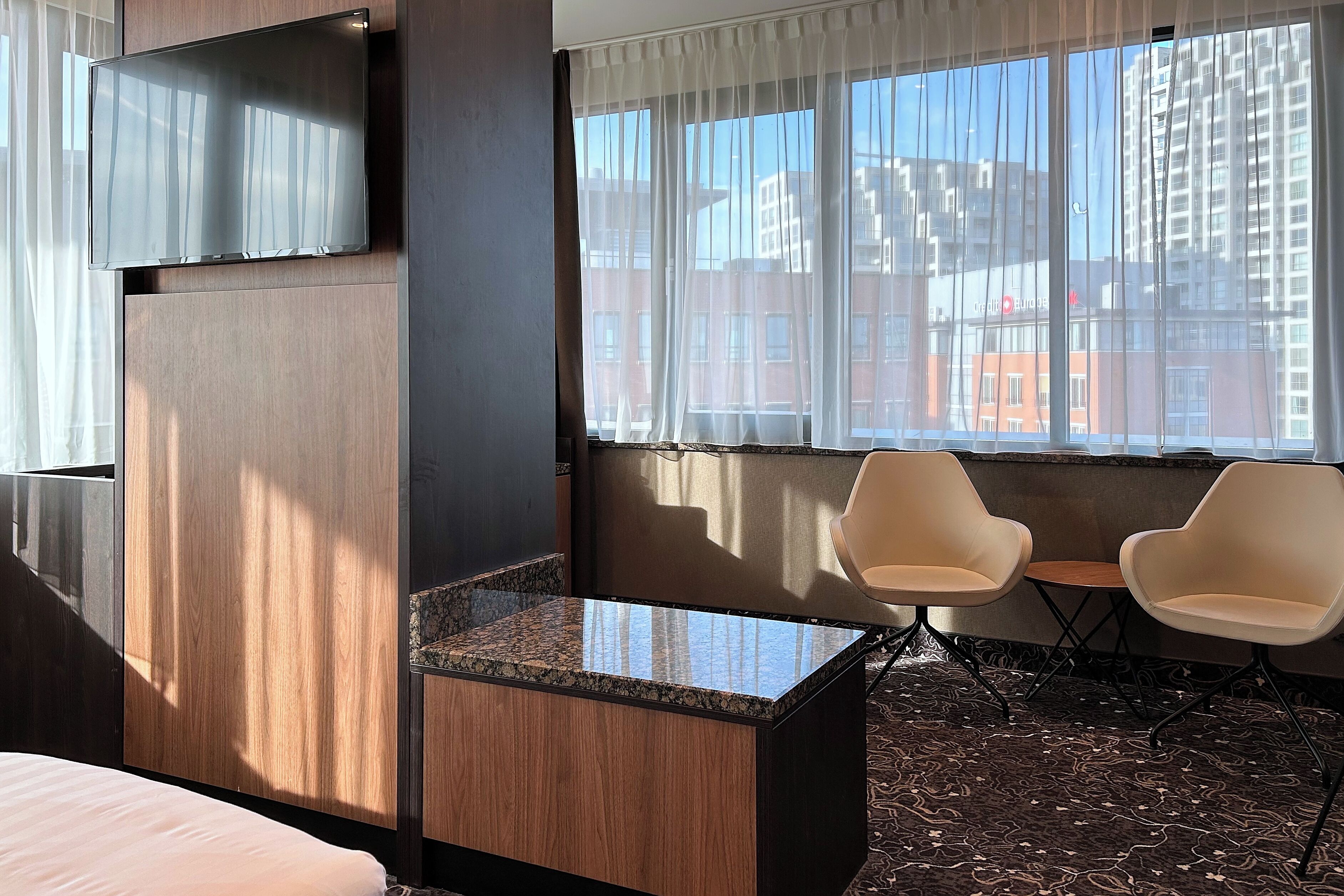 triple room | living area | flat-screen tv