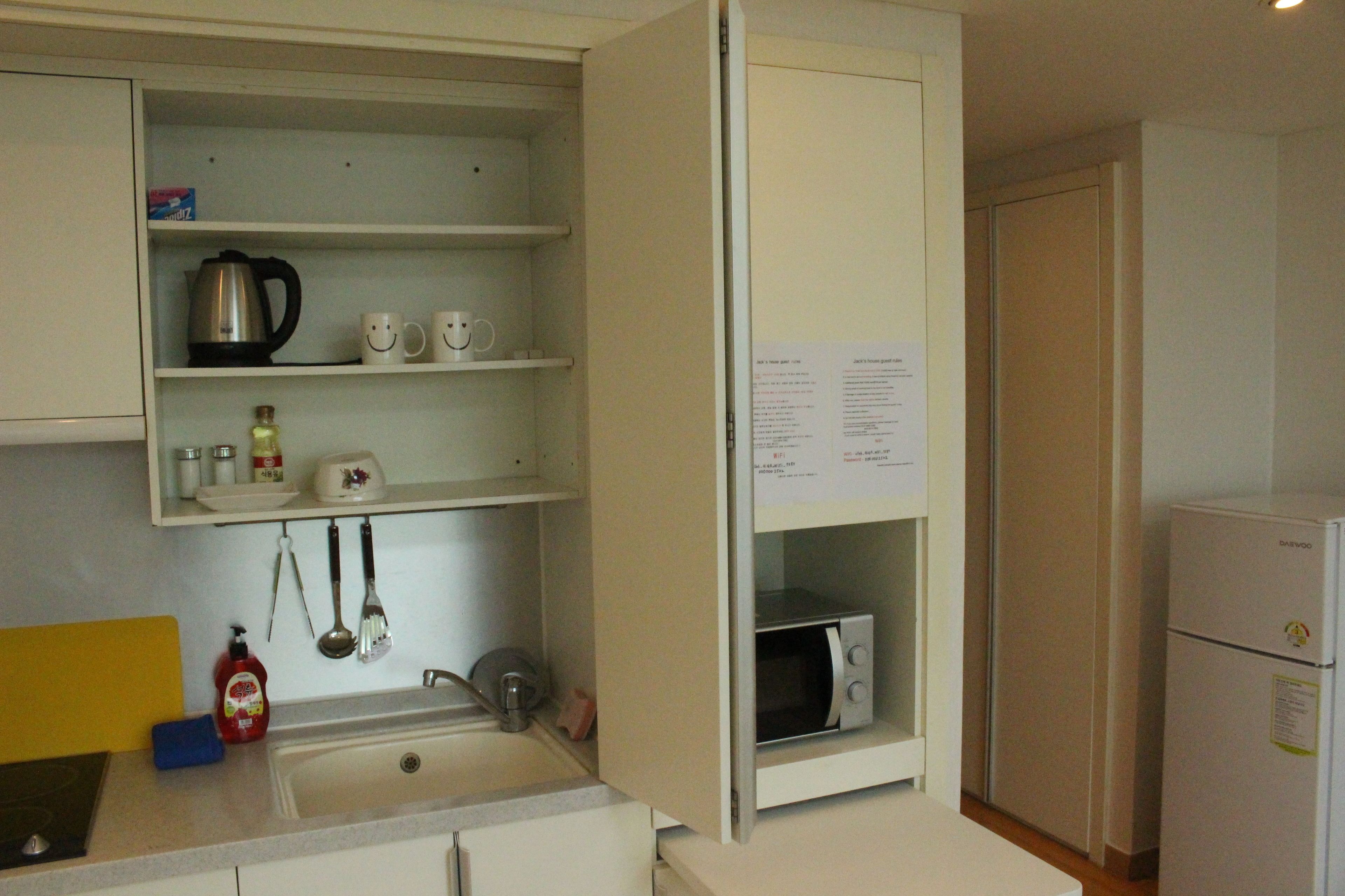 Kamar Double | Dapur kecil pribadi | Lemari es besar, microwave, kompor, dan ketel listrik