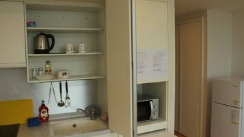 Kamar Double | Dapur kecil pribadi | Lemari es besar, microwave, kompor, dan ketel listrik