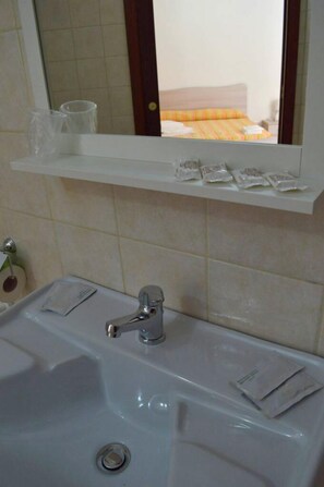 Shower, free toiletries, towels