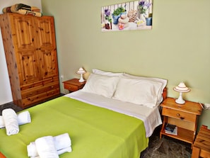 Apartment, 2 Bedrooms | Iron/ironing board, free cots/infant beds, rollaway beds, free WiFi