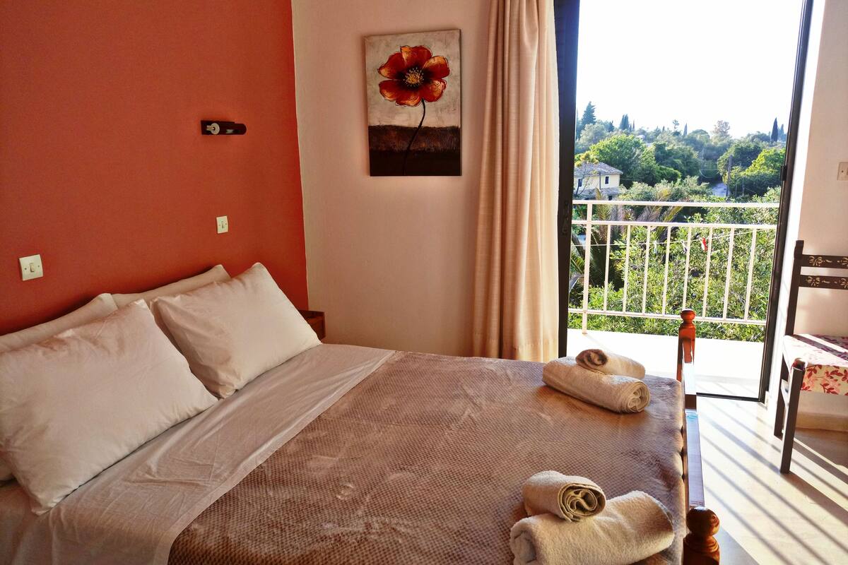 Studio, 1 Double Bed | Iron/ironing board, free cots/infant beds, rollaway beds, free WiFi
