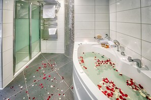 Deluxe-Zimmer, 1 King-Bett | Badezimmer | Regendusche, umweltfreundliche Kosmetikartikel, Haartrockner, BademÀntel
