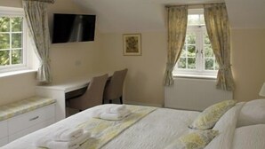 Ein Schlafzimmer mit einem Bett, einem Schreibtisch und einem Stuhl.
