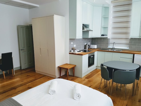 Estudio Confort, baño en la habitación (With Fully Fitted Kitchen)