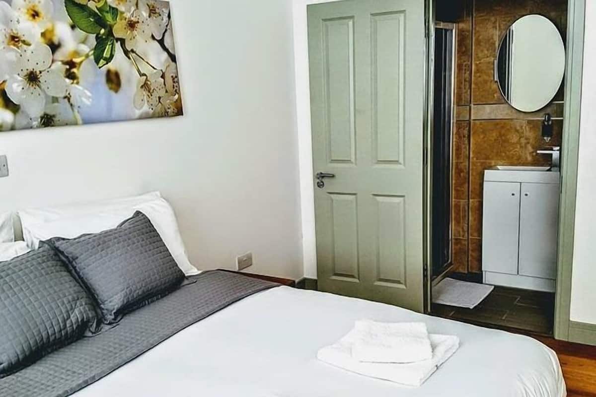 Tweepersoonskamer, en-suite badkamer (Wet Room) | 1 slaapkamer