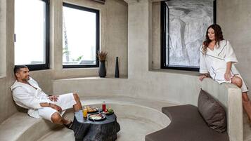 Full-sized fridge, stovetop, coffee/tea maker, electric kettle