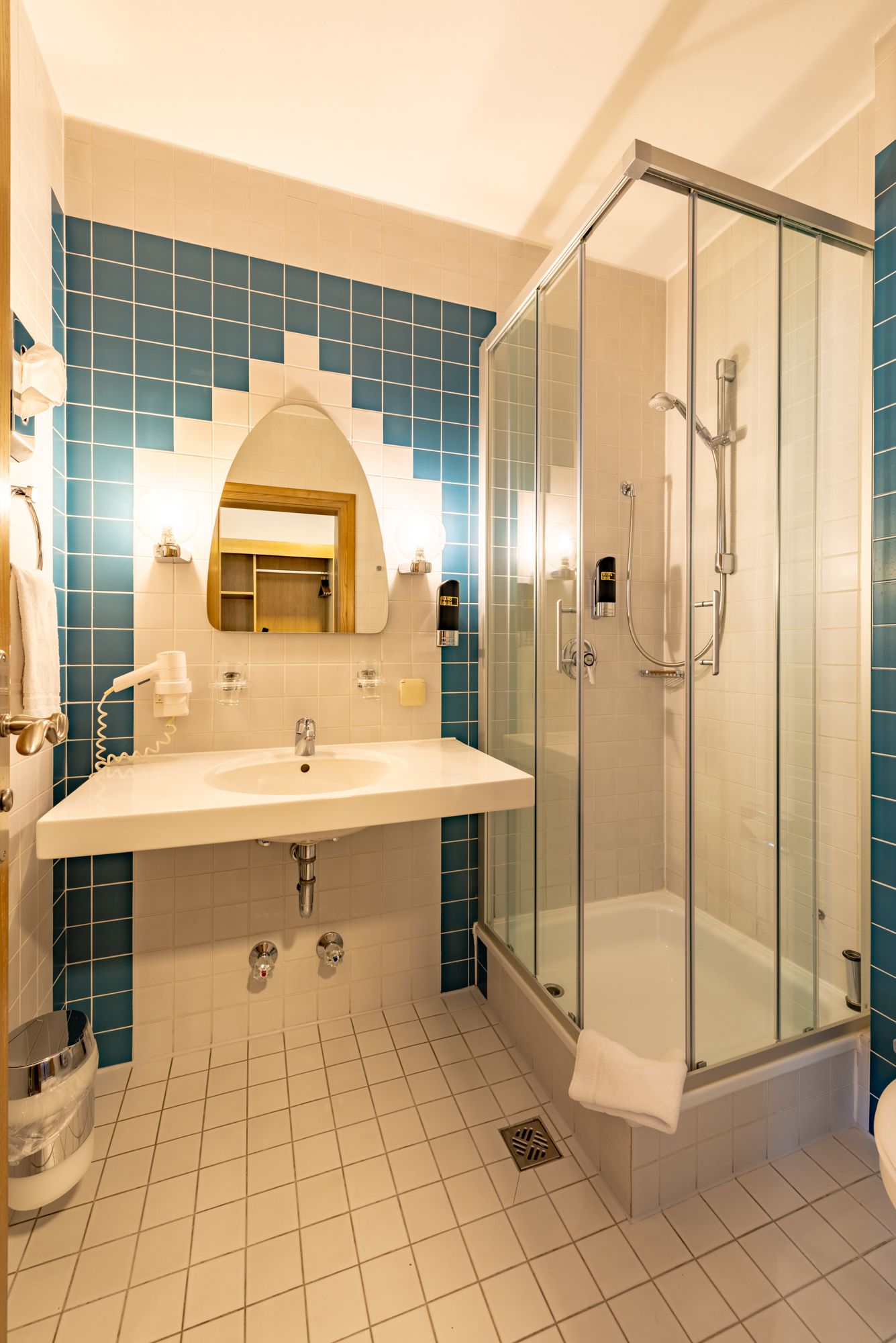 shower, free toiletries, hair dryer, towels