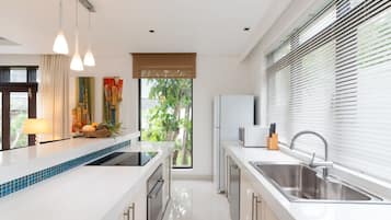 Full-size fridge, microwave, oven, stovetop