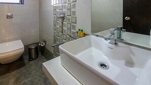 Shower, rainfall showerhead, free toiletries, towels - Fabhotel Time Square Thane West (Thane)