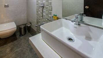 Regadera, regadera tipo lluvia, amenidades de baño gratuitas, toallas