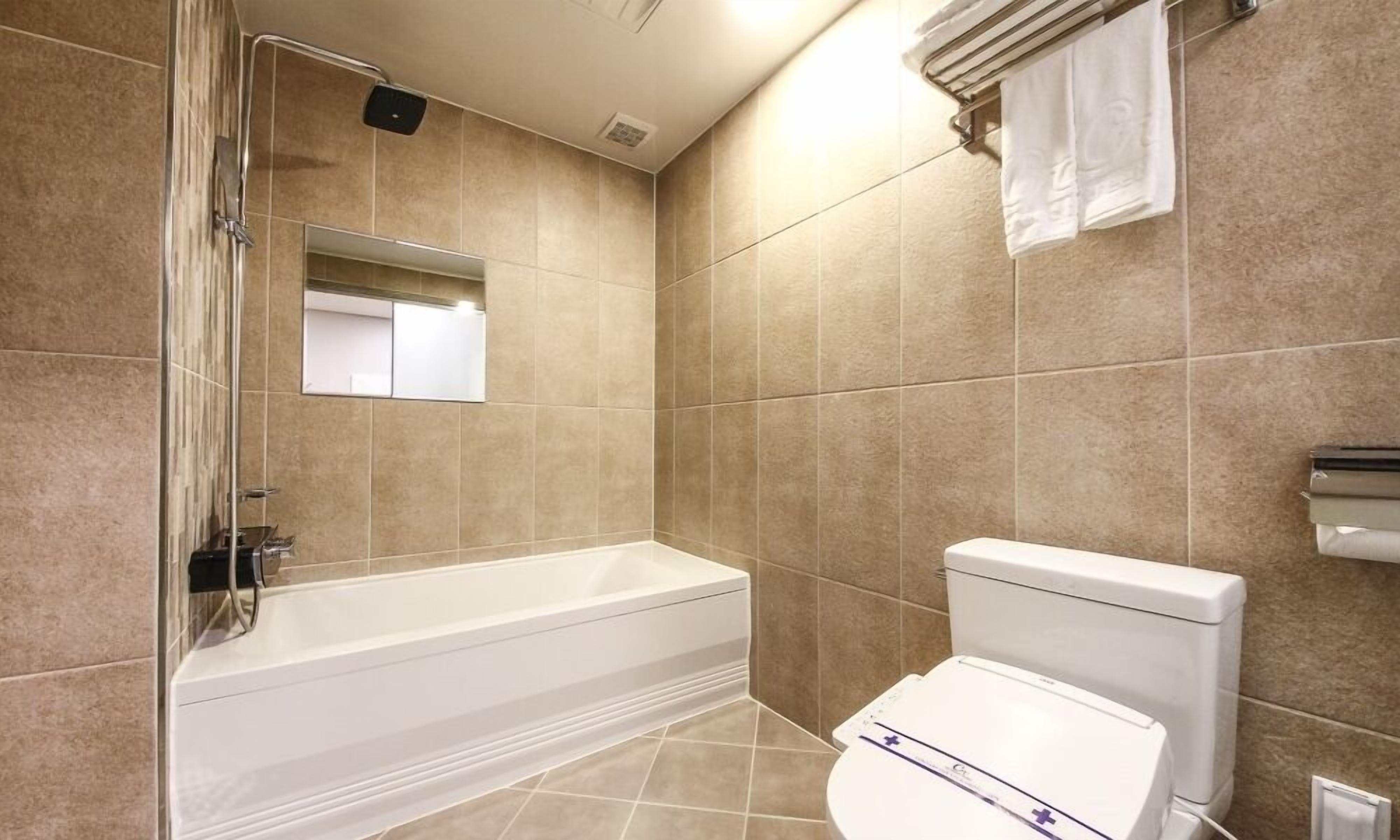 Produtos de toalete grátis, secador de cabelo, roupões de banho 