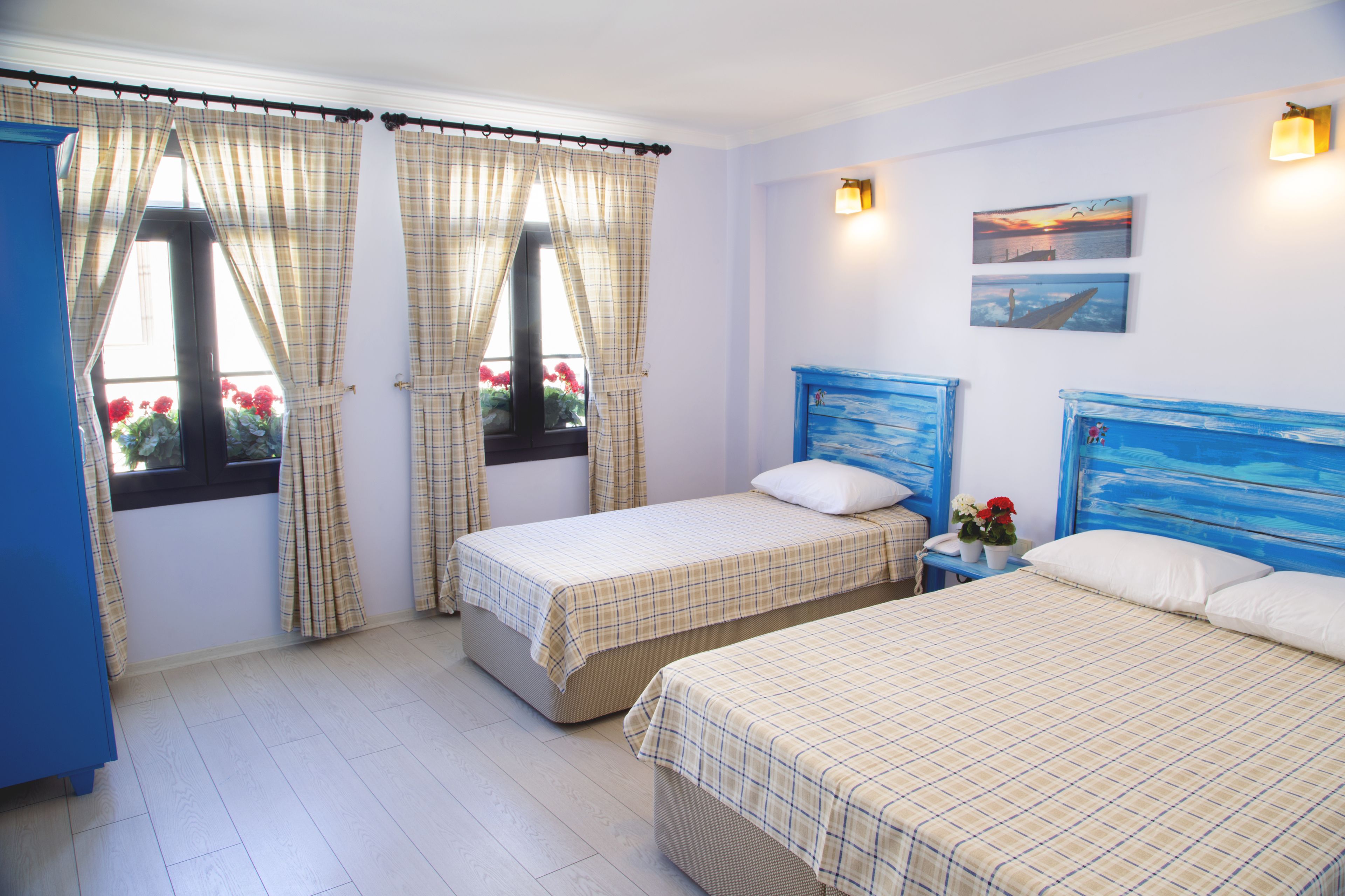 triple room | desk, bed sheets