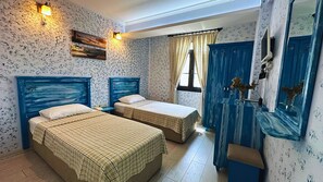 Twin Room | Meja, cadar katil 