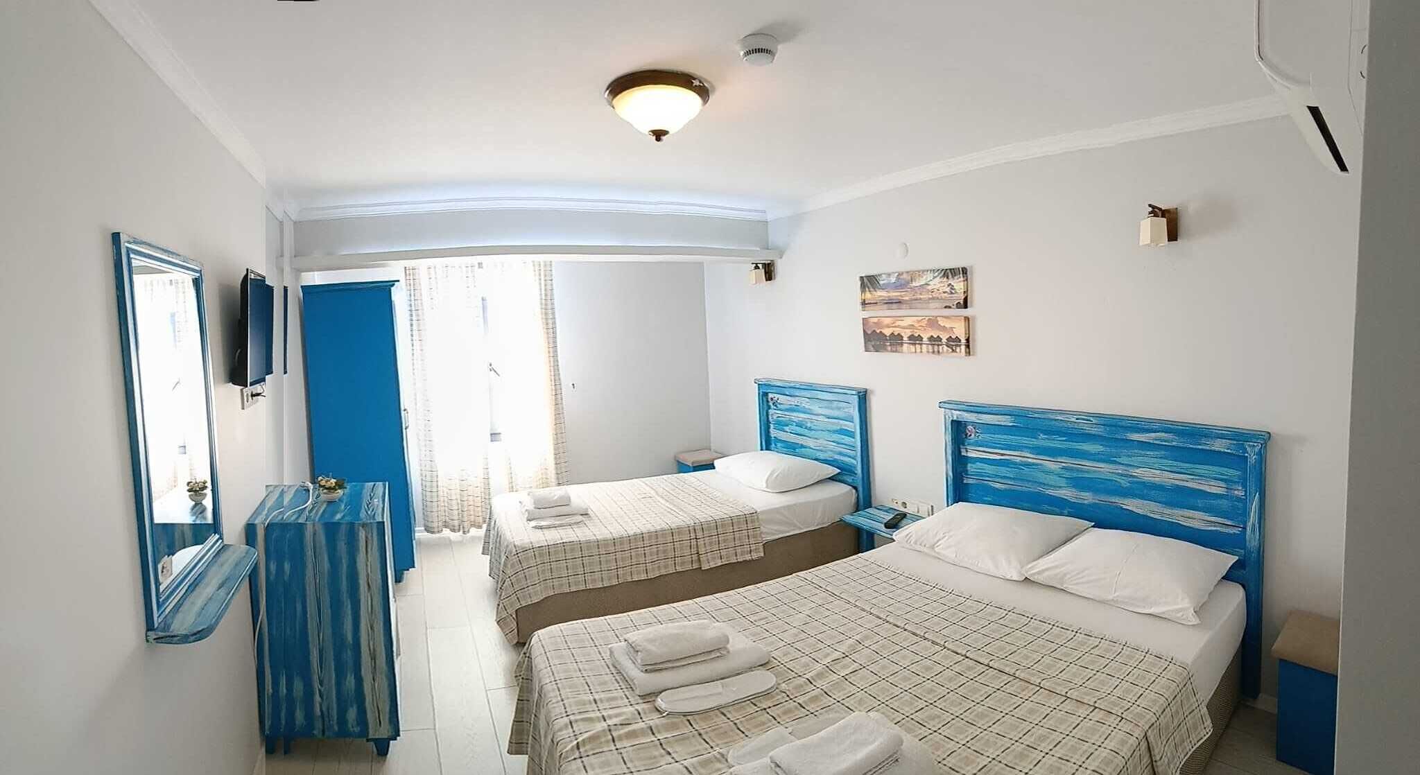 Quarto triplo | Escrivaninha, roupa de cama