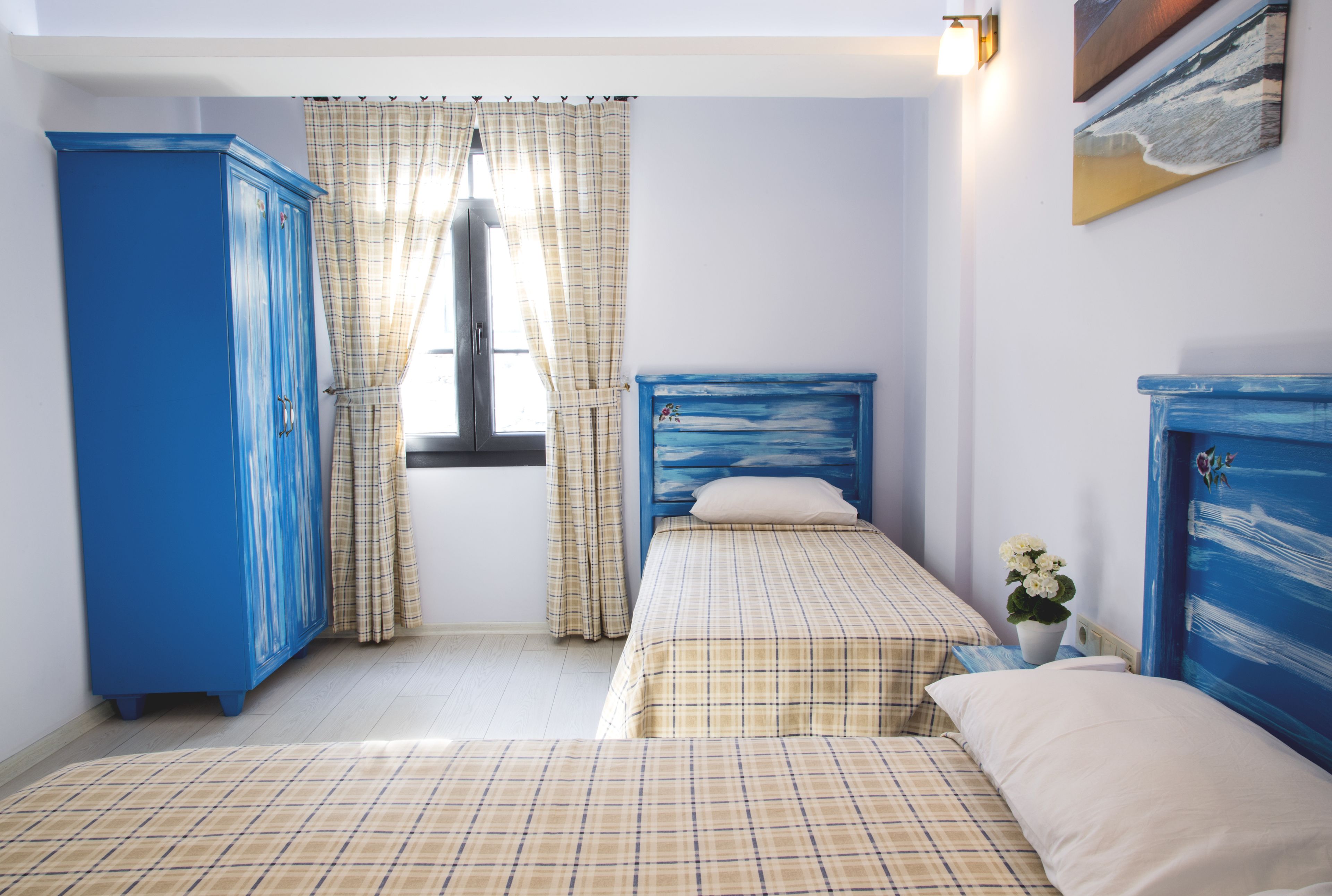 double or twin room | desk, bed sheets