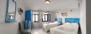 Quarto triplo | Escrivaninha, roupa de cama