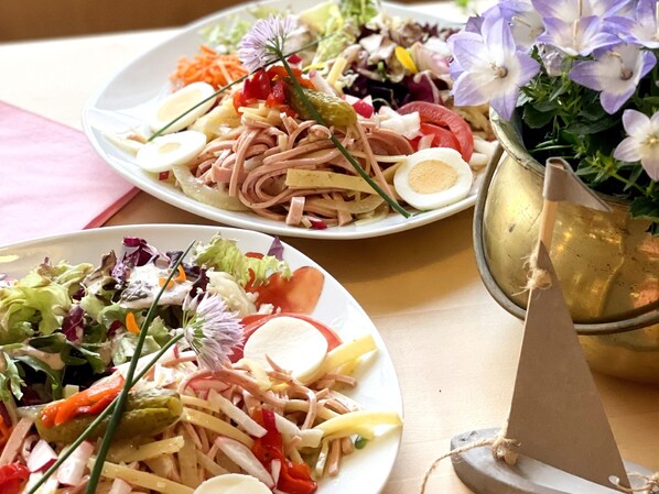 Full-size fridge, microwave, oven, stovetop