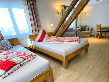 Down comforters, in-room safe, individually decorated. Adam & Eva Gasthof Paradies mit Hotel