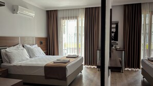Economy Double Room | Premium bedding, minibar, desk, soundproofing - Gulluk Life Hotel (Milas)