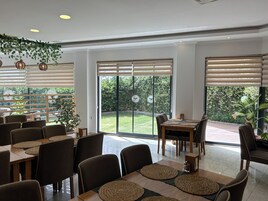 包含每日自助早餐