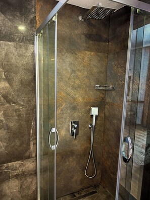 Family Suite | Bathroom | Shower, free toiletries, hair dryer, slippers - Gulluk Life Hotel (Milas)