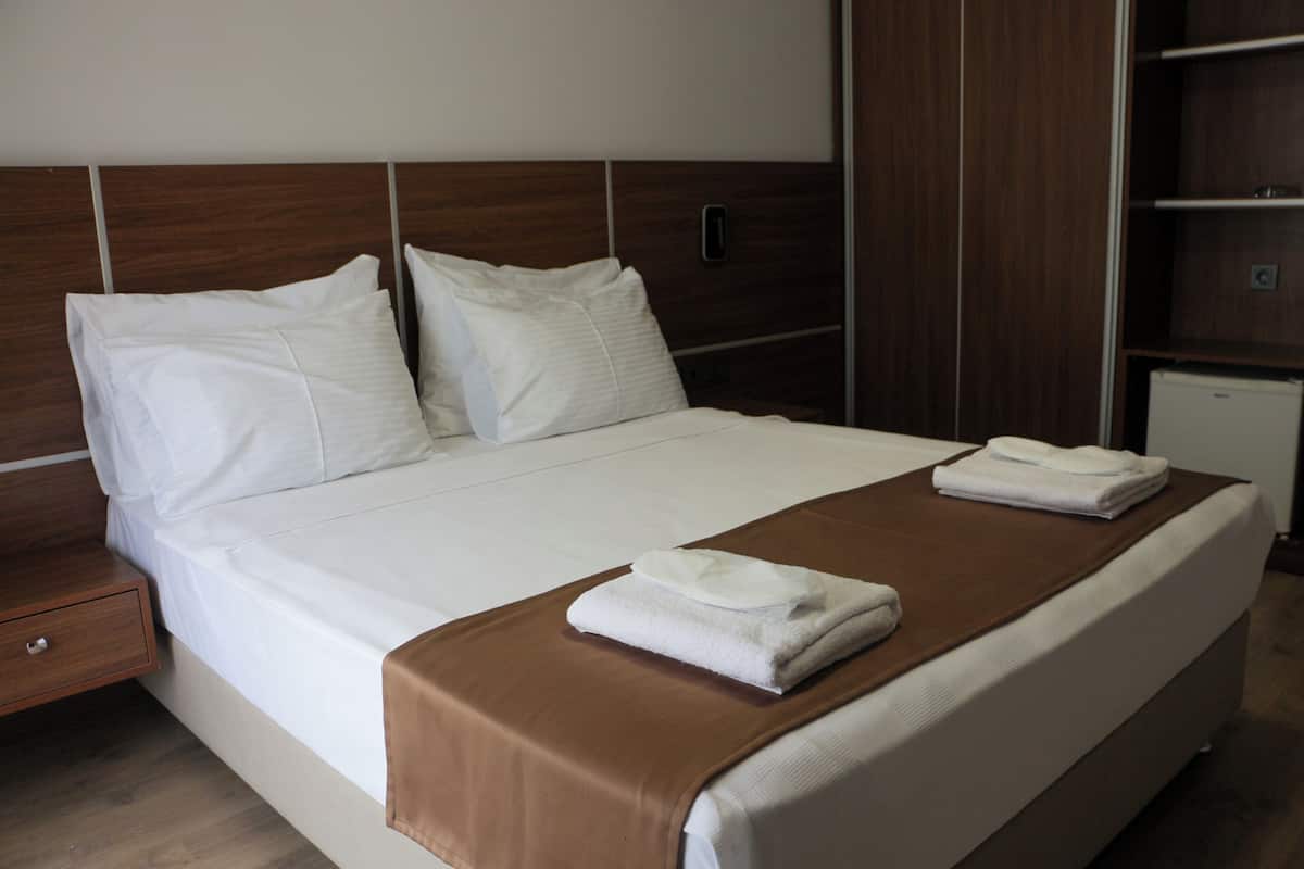 Economy tweepersoonskamer | Luxe beddengoed, een minibar, een bureau, geluiddichte muren