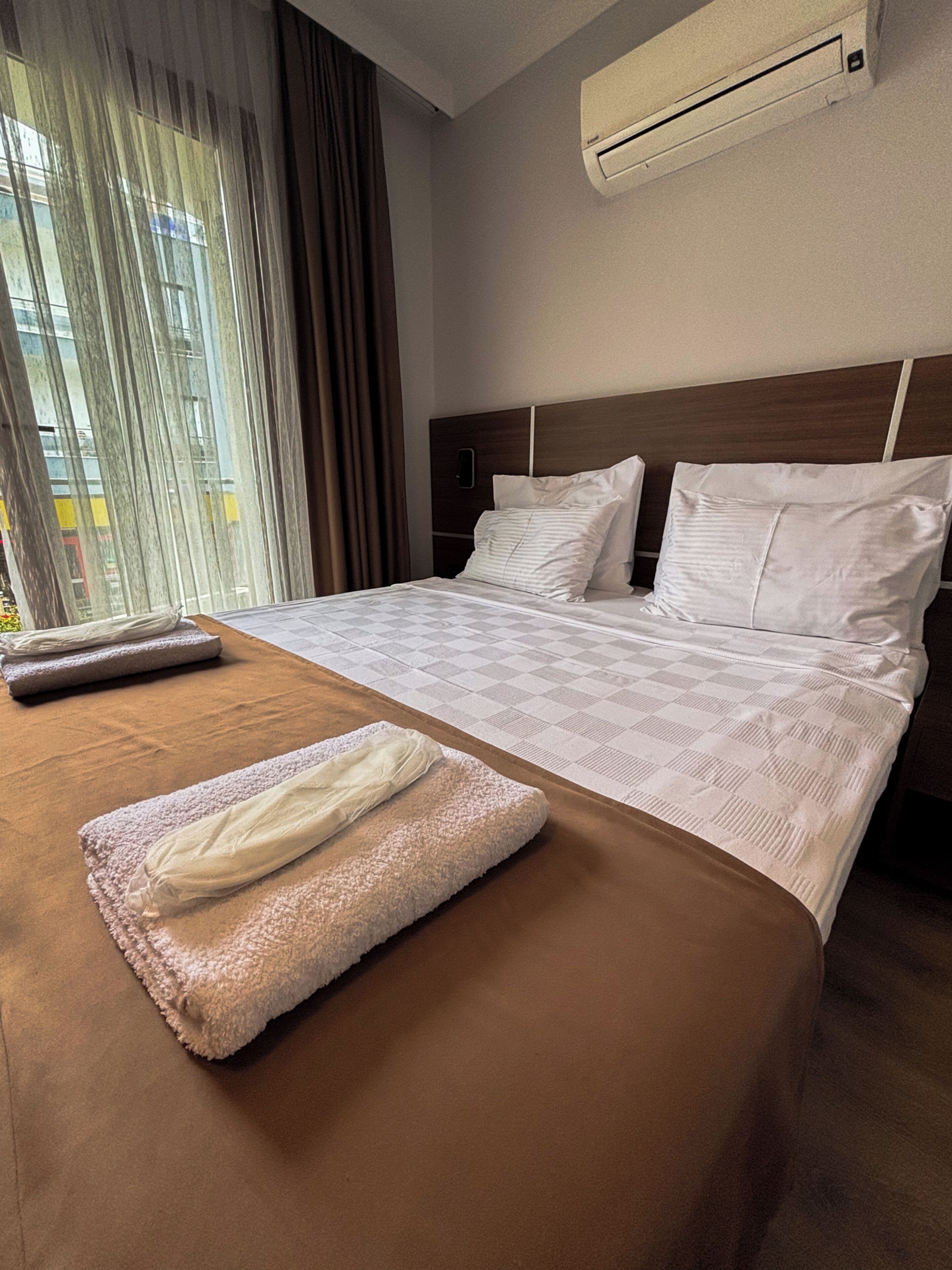 Kamar Deluks | Seprai premium, minibar, meja kerja, dan kedap suara