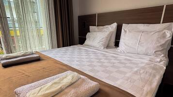 Kamar Deluks | Seprai premium, minibar, meja kerja, dan kedap suara