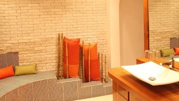 Luxury Room | Bathroom amenities | Free toiletries, hair dryer, towels