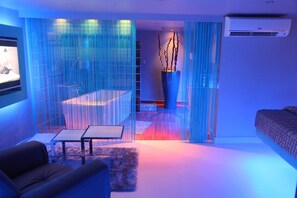Suite (Levitation) | Minibar, coffres-forts dans les chambres, rideaux occultants