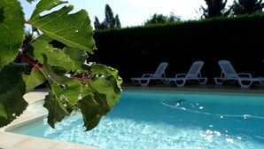 A swimming pool with clear blue water, surrounded by a tiled deck. - Hôtel Restaurant Le relais de la Sans Fond (Fenay)