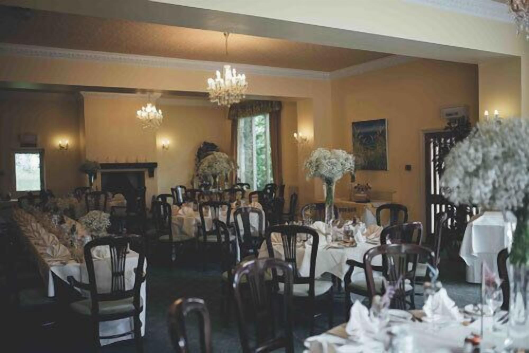 breakfast, lunch, dinner served; british cuisine