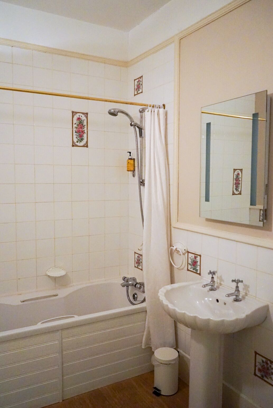 standard double room, 1 king bed (manor ) | bathroom | free toiletries, hair dryer, towels